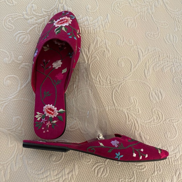 Embroidered Slippers - Picture 2 of 6